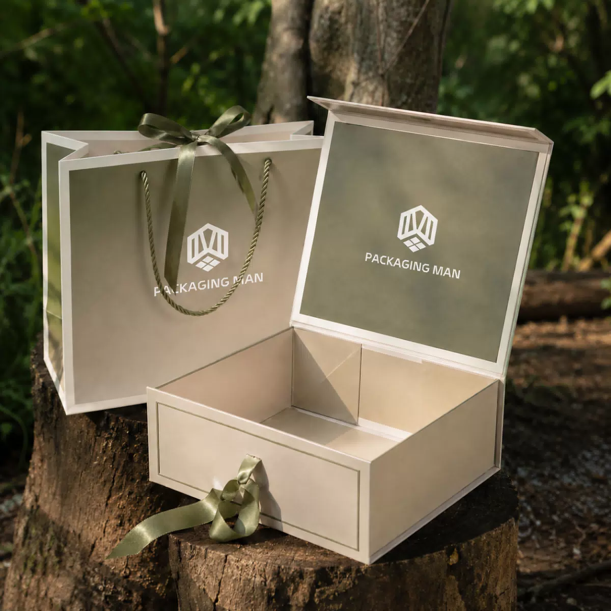 Open rigid gift box with inner tray